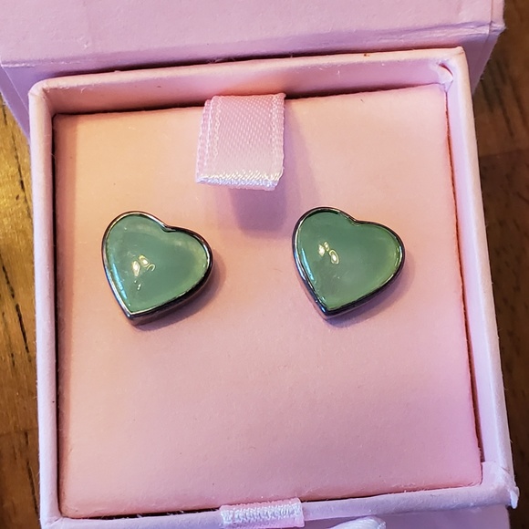 Heart Earrings - New in box - Picture 4 of 7